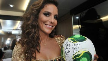 Ivete Sangalo autografa cafusa e dá pontapé inicial em campanha para a Copa das Confederações - Valter Pontes