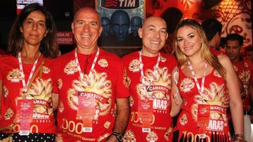 Executivos da TIM curtem a festa carioca: Vincenzo Putignano, Diretor Compliance, e Paolo Chirizzi, Diretor Audit, entre as respectivas mulheres, Claudia Morelli e Walkíria Portella. - -