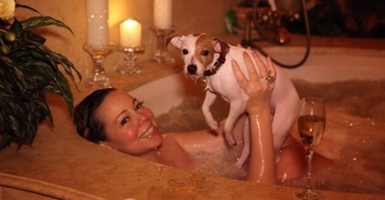 Mariah Carey toma banho com seu cachorrinho de estimação - Reprodução / Twitter