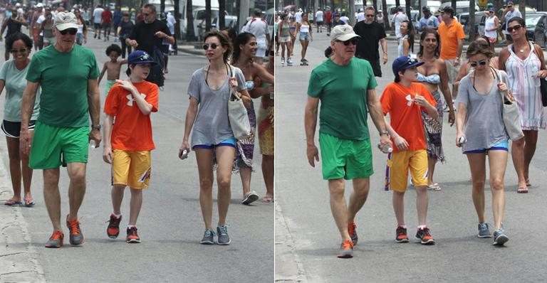 Harrison Ford passeia com a família pela orla de Ipanema, Rio de Janeiro - Delson Silva/AgNews