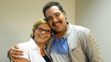 Cíntia Abranavel e Tiago Abravanel: carinho de mãe e filho - Domingão do Faustão/ TV Globo