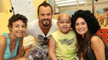 Thaila Ayala e Paulinho Vilhena no hospital - Divulgação