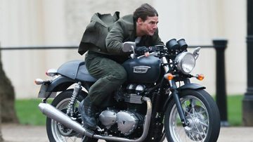 Tom Cruise acelera moto para realizar cenas de filme em Londres, Inglaterra - Splash News splashnews.com
