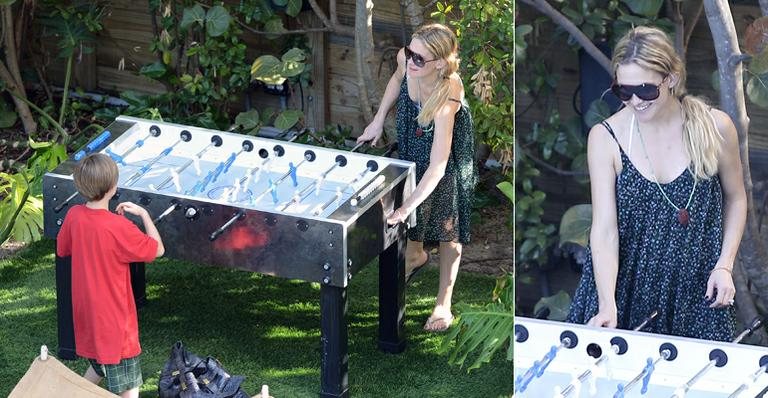 Kate Hudson joga pebolim com filho em Miami, Estados Unidos - The Grosby Group