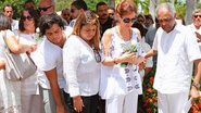 Francisco, Preta, Flora e Gilberto Gil despedem-se de dona Claudina, na Bahia. - Vaner Casaes