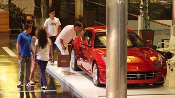Jornalista se encanta com uma Ferrari - Daniel Delmiro/AgNews
