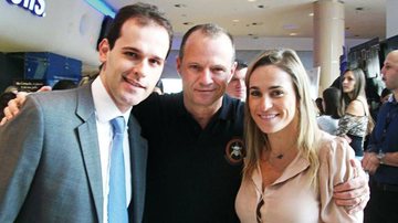 Em Barueri, na Grande São Paulo, Paulo Storani, ex-capitão do Bope, dá palestra e é ladeado por André Moreno e Carolina Romanini. - -