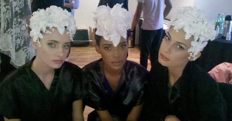 Modelos no backstage do desfile de Martha Medeiros, maquiadas por Henrique Mello - Ana Paula de Andrade