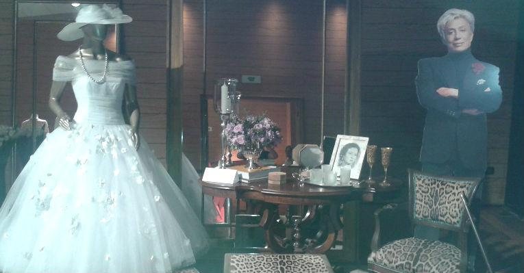 Espaço dedicado ao vestido de noiva inédito de Clodovil Hernandes - Juliana Cazarine