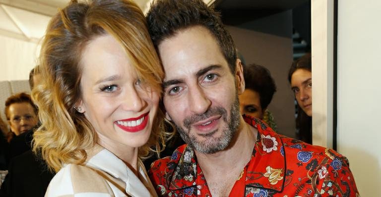 Mariana Ximenes e Marc Jacobs em Paris - Getty Images