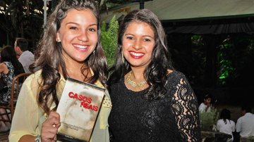 Priscilla Alcântara confere livro de Carolina Faria, em espaço da capital paulista. - -