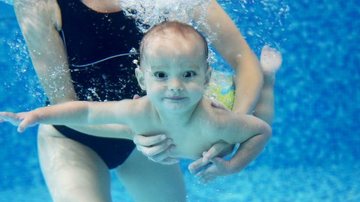 Técnica 'anti-afogamento' do Infant Swimming Resource pode ser ensinada a crianças a partir dos 6 meses de idade - Shutterstock