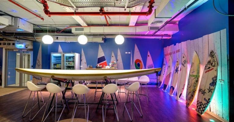 Uma das salas do escritório do Google é decorada com pranchas de surf - Reprodução