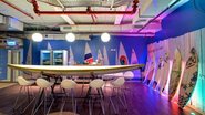 Uma das salas do escritório do Google é decorada com pranchas de surf - Reprodução