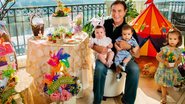 Em seu apartamento, em SP, Amaury se deleita com o tempo precioso ao lado dos netos, Maria, Tomas e Clarice. - Caio Guimarães
