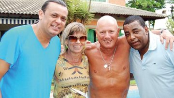 Os cantores Frank Aguiar e Luiz Carlos são recebidos pelo casal Patricia Franco e Hugo Rinaldi (ao centro) para almoço em sua casa de praia. - -