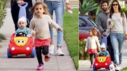 Mãezona, a top model gaúcha faz passeio matinal com os filhos, o marido e a mascote em Los Angeles,
onde vive. No detalhe, Anja, a primogênita de Alê. - -