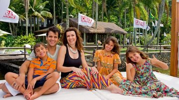 Na Ilha de CARAS, a felicidade do empresário e da atriz entre João e Carolina, filhos dele, e Valentina, dela. - Cadu Pilotto