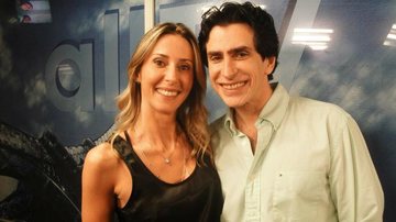 A apresentadora Renata Antonelli entrevista o psicólogo Alexandre Bez para sua atração na AllTV, em SP. - -