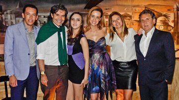 O apresentador Marcio Moraes (2o da esq. p/ a dir.) festeja seus 54 anos em SP com Fabrizio Silva, a enteada, Eduarda Bravo, a amada, Flávia Bravo, e o casal Walkiria e Angelo Derenze. - -