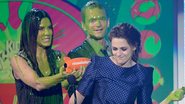 Kristen Stewart recebe o prêmio de Sandra Bullock e Neil Patrick Harris, apresentadores do Kids' Choice Awards - Getty Images