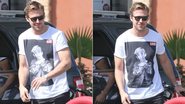 Ryan Gosling usa camiseta de Macaulay Culkin durante passeio em Los Angeles - The Grosby Group
