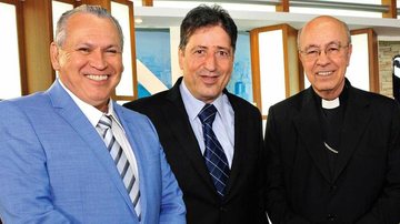 Surrey Youssef, ao centro, entrevista o empresário Sidney Oliveira e dom Fernando Figueiredo, para atração da Net e TVA, na capital paulista. - -