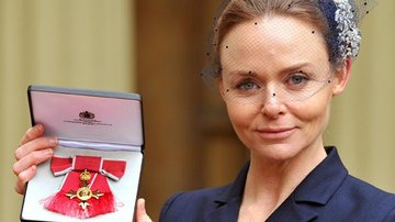 Stella McCartney mostra sua medalha da Ordem do Império Britânico - Getty Images