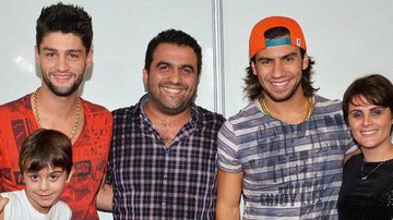 A dupla Munhoz & Mariano faz show e érecebida por Ricardo Bocalon (ao centro), pref. da cidade do interior paulista, com o filho, Arthur, e a mulher, Idelma. - -