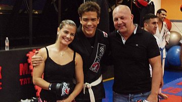 Com o apoio da mãe, Milene Domingues, o herdeiro de Ronaldo Nazário, Ronald, assina contrato com marca de equipamentos e roupas de luta, representado por Eduardo Grimaldi, em academia de SP. - -