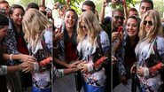 Cantora Fergie deixa fãs acariciarem sua barriga de grávida - André Freitas / AgNews
