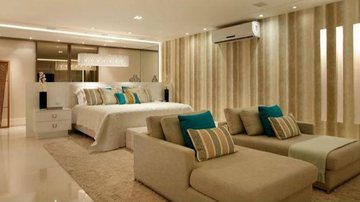 Esse ambiente tem diversos elementos que ajudam a deixar o quarto mais quentinho: xale, almofadas, tapete e cortina - Divulgação