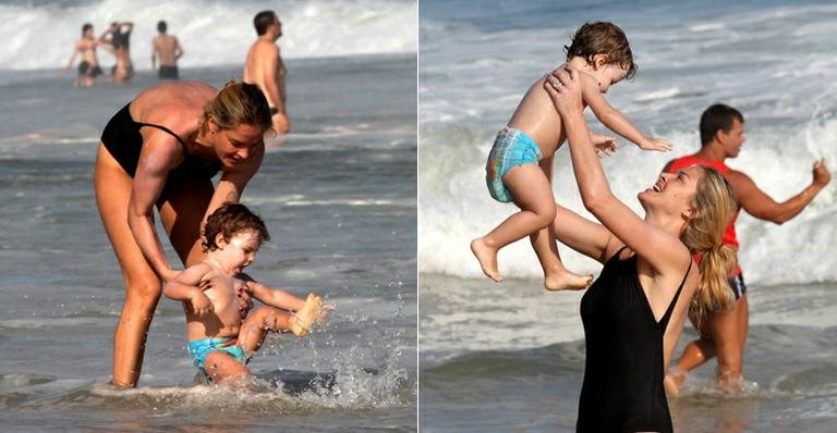 Leticia Birkheuer curte as fofurices de seu filho, João Guilherme, na praia - Wallace Barbosa /AgNews
