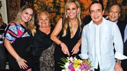 O casal festeja entre a filha dela, Nathalia, a mãe, Maria Alice, e o amigo Roby Tullii. - João Passos/ Brasil Fotopress