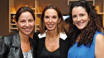 Esther Schattan (ao centro) recebe Aline Cremonini e Debora Brandão em almoço para arquitetos e decoradores em seu showroom, em SP. - -