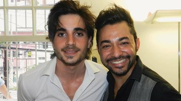Em salão paulistano, o cantor Fiuk cuida do visual com o hair stylist Nandho Brandão. - -