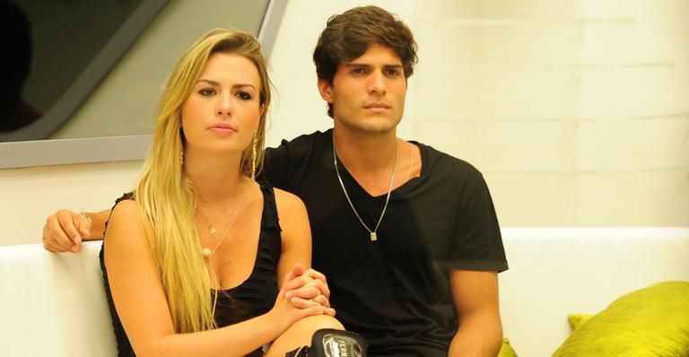 Fernanda e André estão morando juntos no Rio de Janeiro - TV Globo / João Cotta