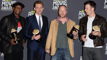 Samuel L. Jackson, Tom Hiddleston, o diretor Joss Whedon e Chris Evans, os vencedores da categoria Melhor Filme do Ano, com o longa 'Os Vingadores' - Getty Images