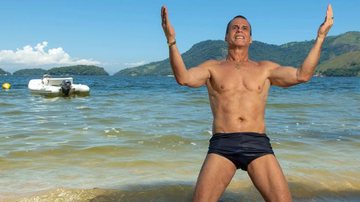 No mar, coreógrafo de 60 anos exibe o corpo malhado, reflexo de dança e musculação, seus aliados para não ficar deprimido. - Leandro Pimentel