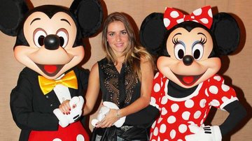 Monique Alfradique se diverte ao lado de Mickey e Minnie em uma viagem a Orlando, nos Estados Unidos. - -