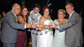 Em São Sebastião, SP, Leandro Perroni e Caroline Fragnani Ribeiro se casam em noite de sonho ladeados por Eduardo e Vera Perroni, pais do noivo, e Cristina Fragnani e José Ribeiro, pais da noiva. - -