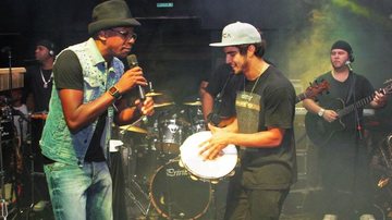 Ator faz participação em show de pagode - Thiago Duran
