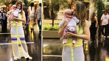 A atriz de Salve Jorge passeia com o bebê, filho de sua primogênita, Rafaella, por um shopping do Rio. Abaixo, o chamego de Cristiana no menino de 2 meses e meio. - Daniel Delmiro