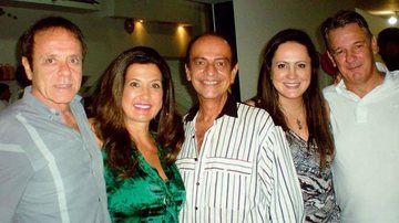 Antonio Pirajá, Cida Nunes e o estilista Orlando Chiquetto vão a jantar do casal Pricila e Pedro Menin, em SP. - -