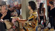 Delzuite (Solange Badim) prepara dobradinha para Asiha (Dani Moreno); e Lurdinha (Bruna Marquezine) mostra para a irmã como se dança pagofunk - Salve Jorge/TV Globo