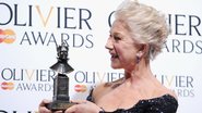 A atriz britânica Helen Mirren exibe o prêmio Lawrence Olivier de melhor atriz, que ganhou em abril pela peça "The Audience" - Ben A. Pruchnie/Getty Images