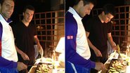 Novak Djokovic  prepara churrasco de vegetais e camarão - Reprodução/Facebook