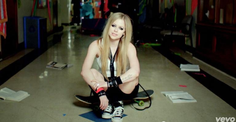 Avril Lavigne em 'Here's To Never Gorwing Up' - Reprodução