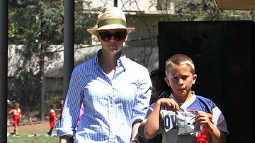 A atriz Reese Witherspoon foi flagrada em Los Angeles de cabelos loiros - The Grosby Group