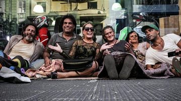 Susana Vieira ao lado de moradores de rua, em São Paulo - Divulgação/ Globo